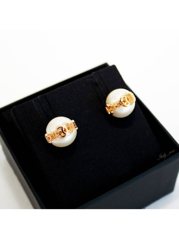 24C pearl CC logo lettering gold metal earrings ABB595 B14642 NS018 - CHANEL - BALAAN 3