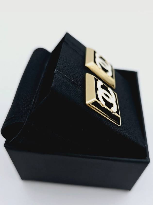 24 Workshop Square Earrings CC Logo Stud Black White Gold ABD872 - CHANEL - BALAAN 2