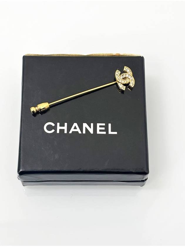 Gold Corkmark CC Logo Rhinestone Pin Brooch 4VCHA25710 - CHANEL - BALAAN 3