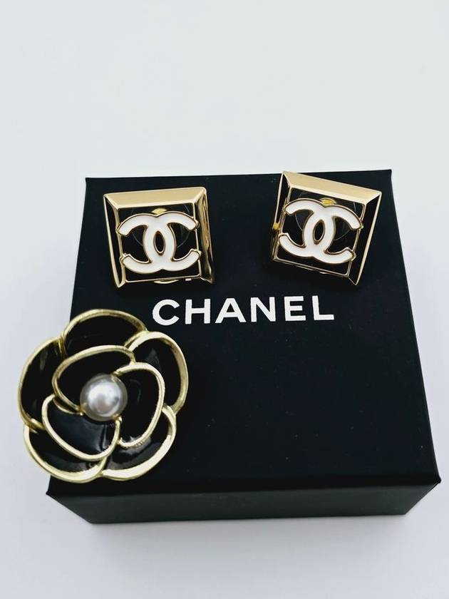 24 Workshop Square Earrings CC Logo Stud Black White Gold ABD872 - CHANEL - BALAAN 4