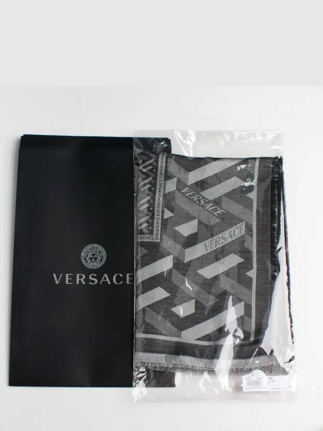 La Greca Geometric Pattern Shawl Scarf 1001599 1A06384 5B050 - VERSACE - BALAAN.