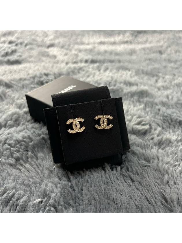 Women's CC Logo Pearl Crystal Stud Earrings Gold - CHANEL - BALAAN 4