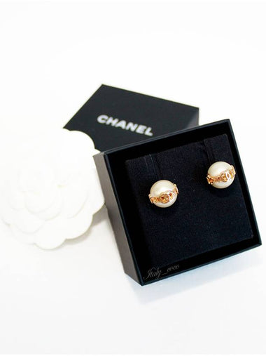 24C pearl CC logo lettering gold metal earrings ABB595 B14642 NS018 - CHANEL - BALAAN 1