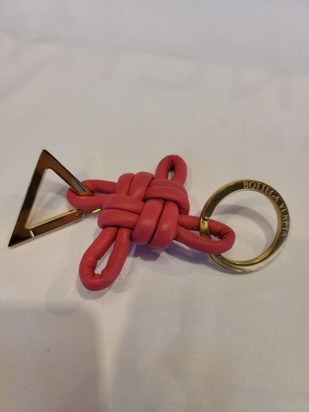 Gold Triangle Knot Key Holder Cranberry - BOTTEGA VENETA - BALAAN.