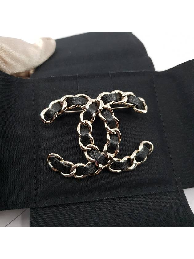 CC Logo Chain Metal Brooch Black - CHANEL - BALAAN.