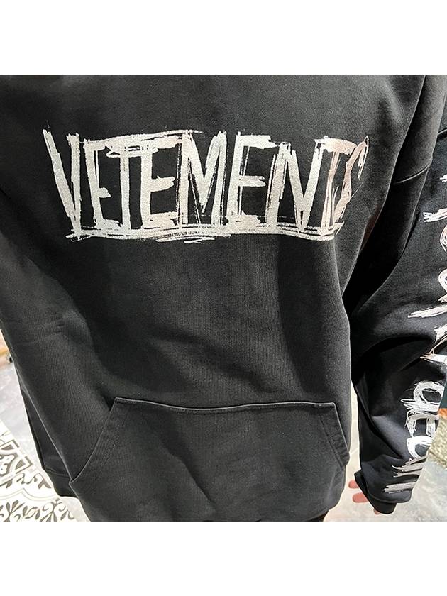 World Tour Logo Print Hoodie Black - VETEMENTS - BALAAN 7