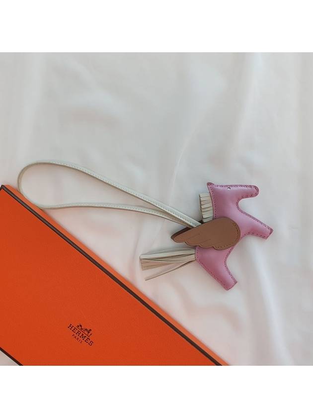 Rodeo Pegasus PM Bag Charm Milo Swift Mauve Silvestre Crechai - HERMES - BALAAN.