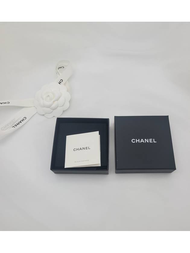 cc logo charm ribbon brooch - CHANEL - BALAAN 10