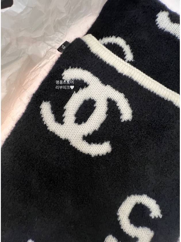 Big CC logo double sided reversible muffler fall winter black white unisex - CHANEL - BALAAN 3