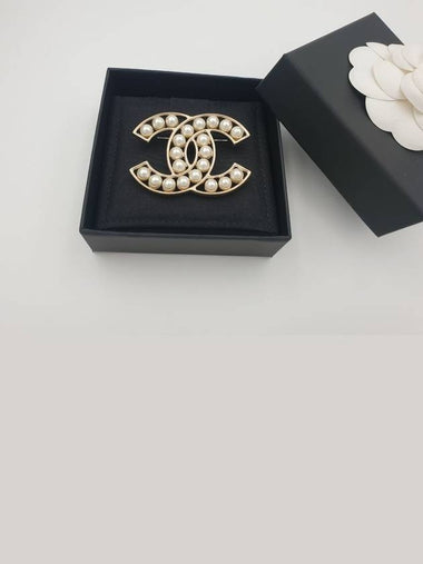 CC logo pearl brooch gold A64978 - CHANEL - BALAAN 1