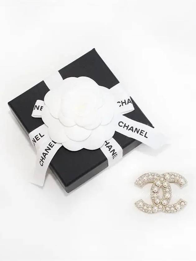 Classic CC Logo Pearl Crystal Brooch Gold - CHANEL - BALAAN 9