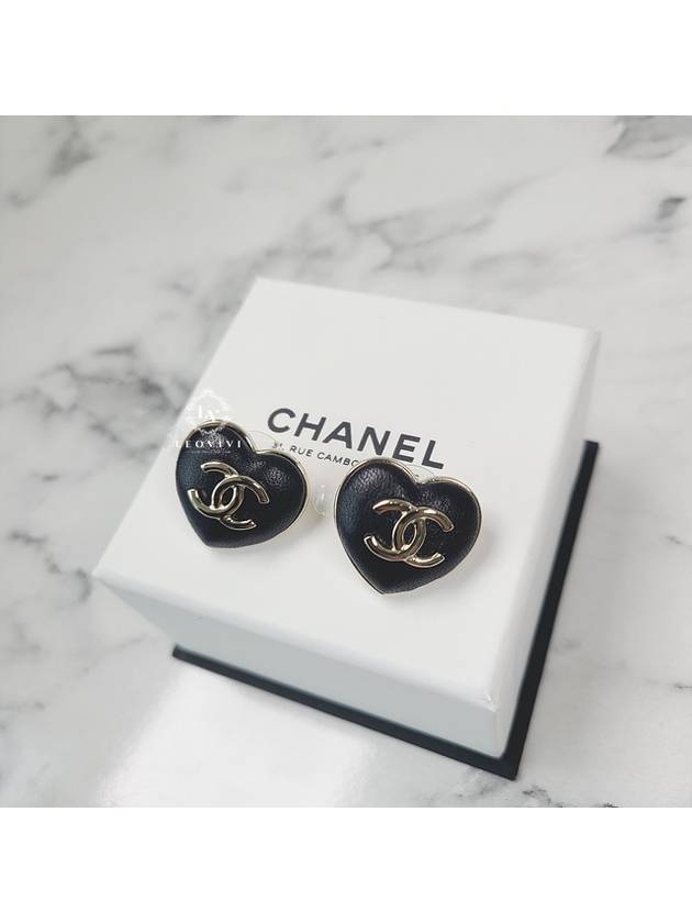 Cambon Package Heart CC Logo Bold Leather Lambskin Earrings Earrings Black Gold AB9479 - CHANEL - BALAAN 1