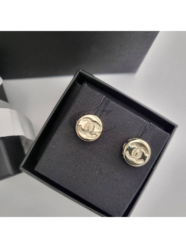 CC logo women s stud gold earrings ABE860 - CHANEL - BALAAN 3